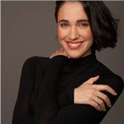 Profesora de teatro tanto para niños y adultos que quieran acercarse a las artes escénicas.